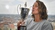 Barbora Strýcová s trofejí pro wimbledonskou vítězku čtyřhry