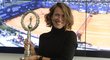 Tenistka Barbora Strýcová s trofejí, kterou získala za vítězství na turnaji okruhu WTA v rakouském Linci