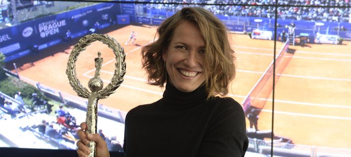 Tenistka Barbora Strýcová s trofejí, kterou získala za vítězství na turnaji okruhu WTA v rakouském Linci
