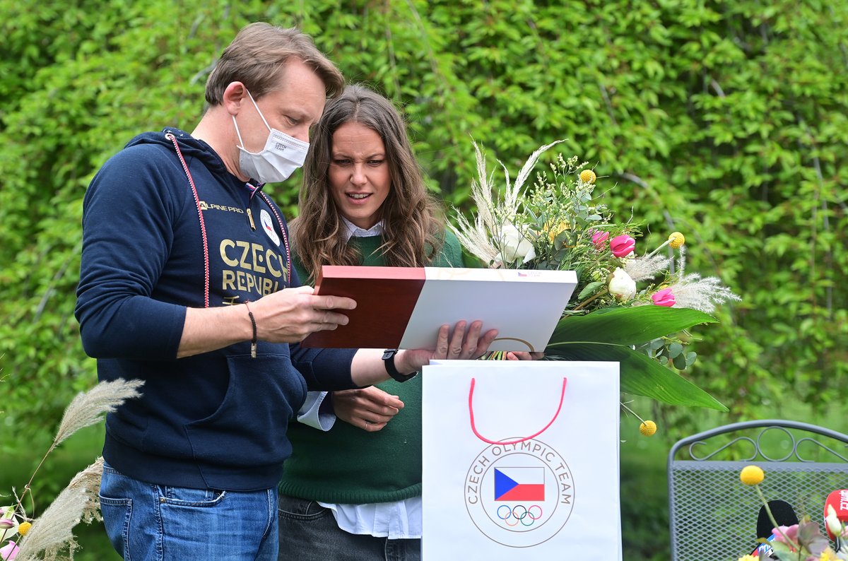 Tenistka Barbora Strýcová oznamuje konec kariéry. Na snímku se sportovním ředitelem ČOV Martinem Doktorem.