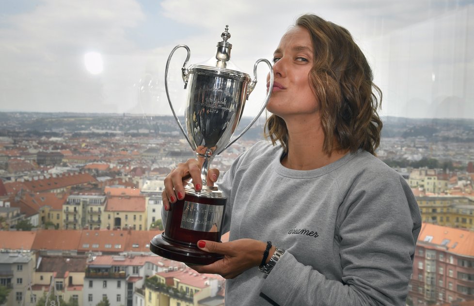 Barbora Strýcová s trofejí pro wimbledonskou vítězku čtyřhry