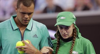 Frajer Tsonga! Zraněné sběračce nabídl rámě a odvedl ji z kurtu