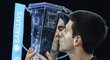 Novak Djokovič s trofejí pro vítěze Turnaje mistrů