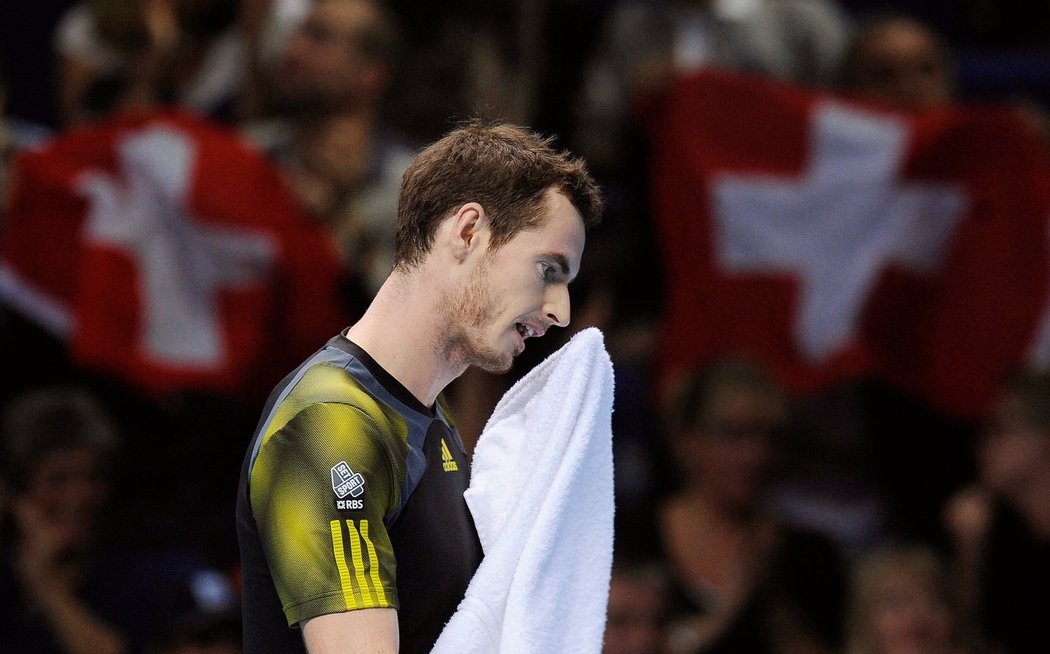 Také v hledišti vlálo během zápasu Andy Murrayho s Rogerem Federerem dost švýcarských vlajek.