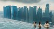 To je panorama! Všem, kdo zajdou do bazénu na střeše singapurského hotelu, se nabízí unikátní podívaná