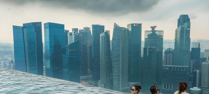 To je panorama! Všem, kdo zajdou do bazénu na střeše singapurského hotelu, se nabízí unikátní podívaná
