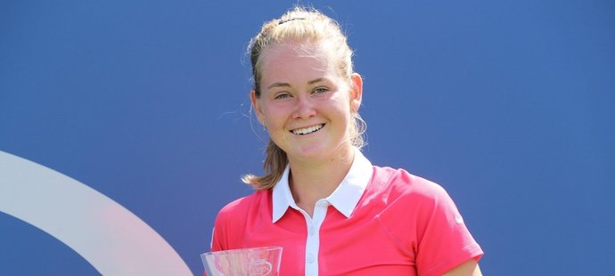 Marie Bouzková s trofejí pro juniorskou vítězku dvouhry na US Open
