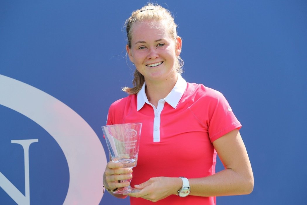 Marie Bouzková s trofejí pro juniorskou vítězku dvouhry na US Open