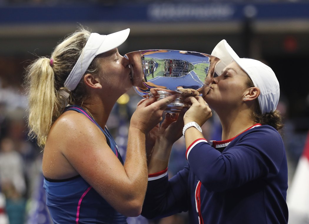 Čtyřhru na tenisovém US Open vyhrály Američanka CoCo Vandewegheová a Ashleigh Bartyová z Austrálie