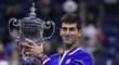 Novak Djokovič s trofejí pro vítěze US Open