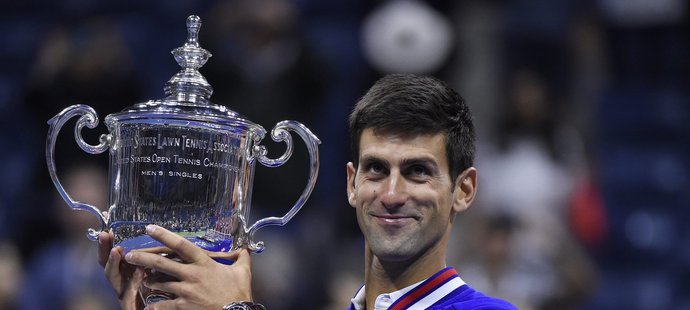 Novak Djokovič s trofejí pro vítěze US Open