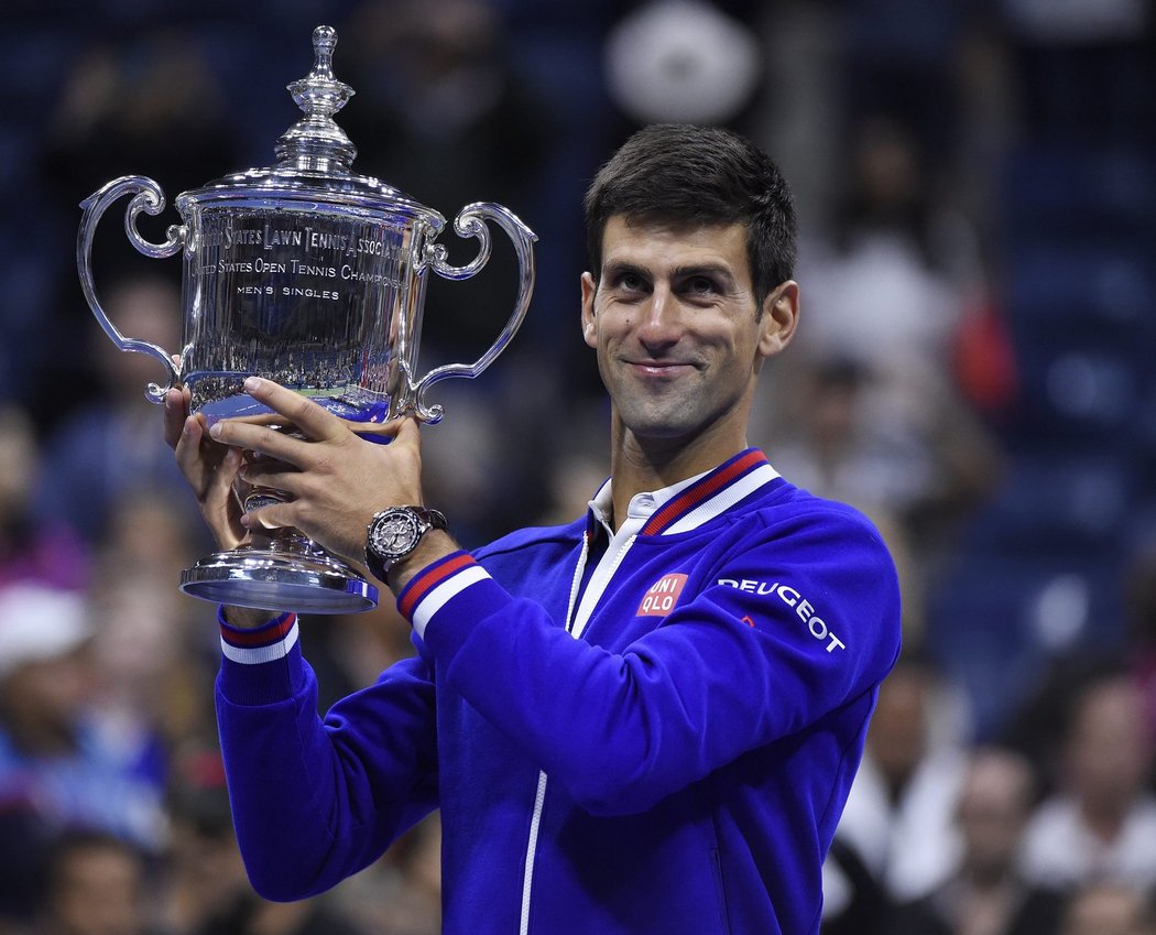 Novak Djokovič s trofejí pro vítěze US Open