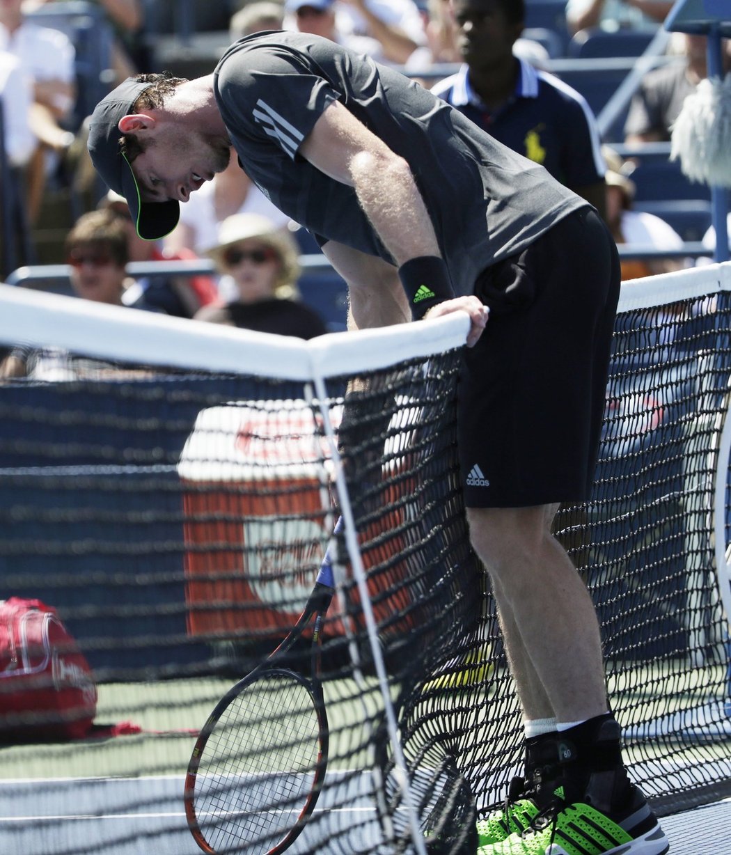 Nečekaného protivníka měl předloňský šampion US Open Andy Murray v 1. kole tenisového grandslamu v New Yorku: vlastní tělo. Ve třetím setu zápasu s Nizozemcem Robinem Haasem začal bojovat s křečemi.