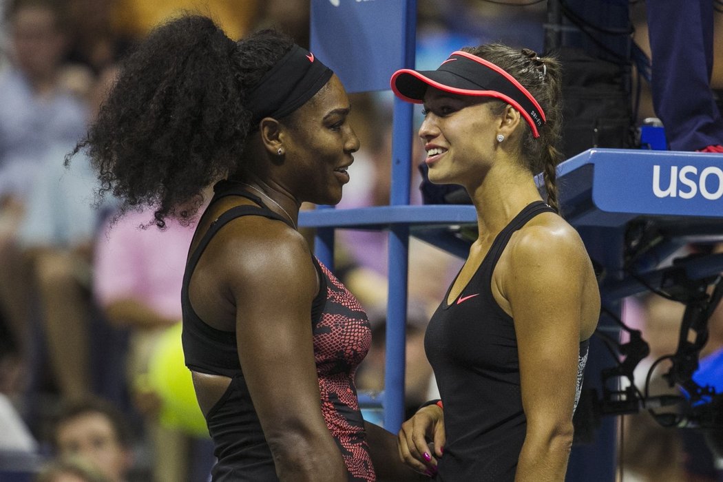 Serena Williamsová zdraví Vitaliji Ďančenkovou poté, co ji vzdala zápas na US Open