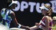 Venus Williamsová podává ruku své přemožitelce