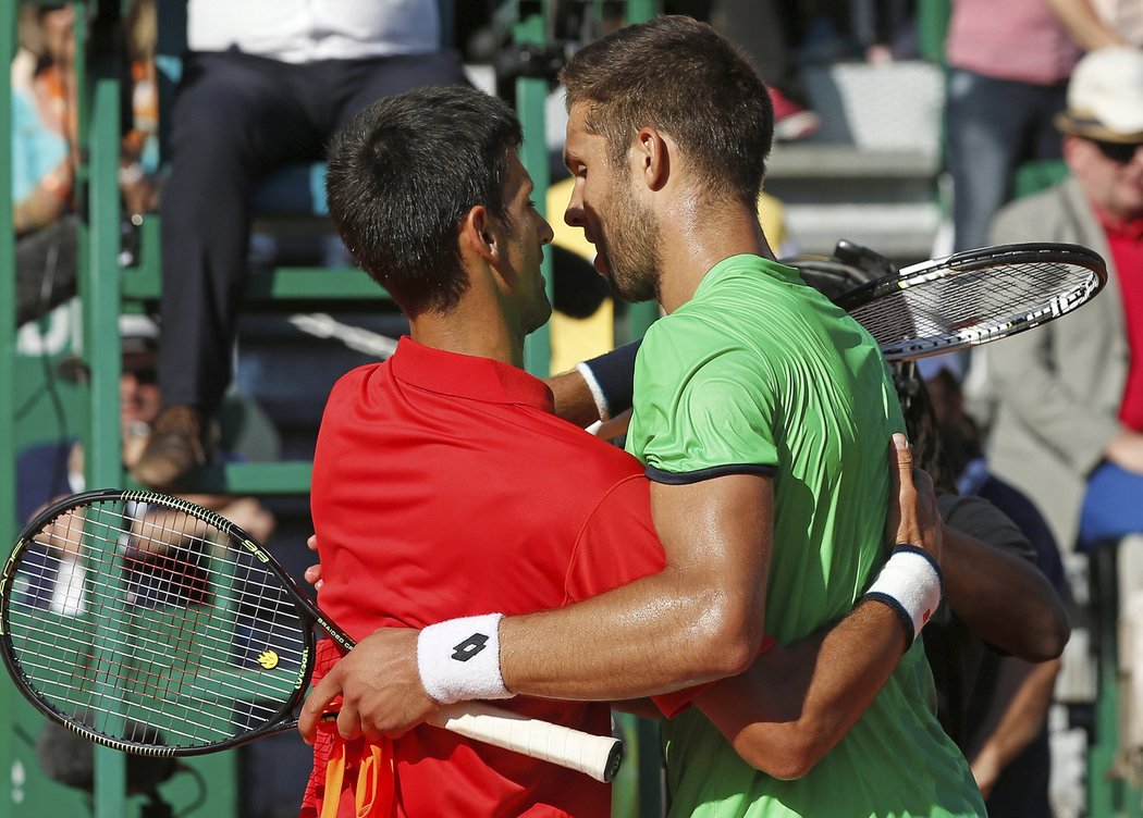 Poražený Novak Djokovič gratuluje Jiřímu Veselému