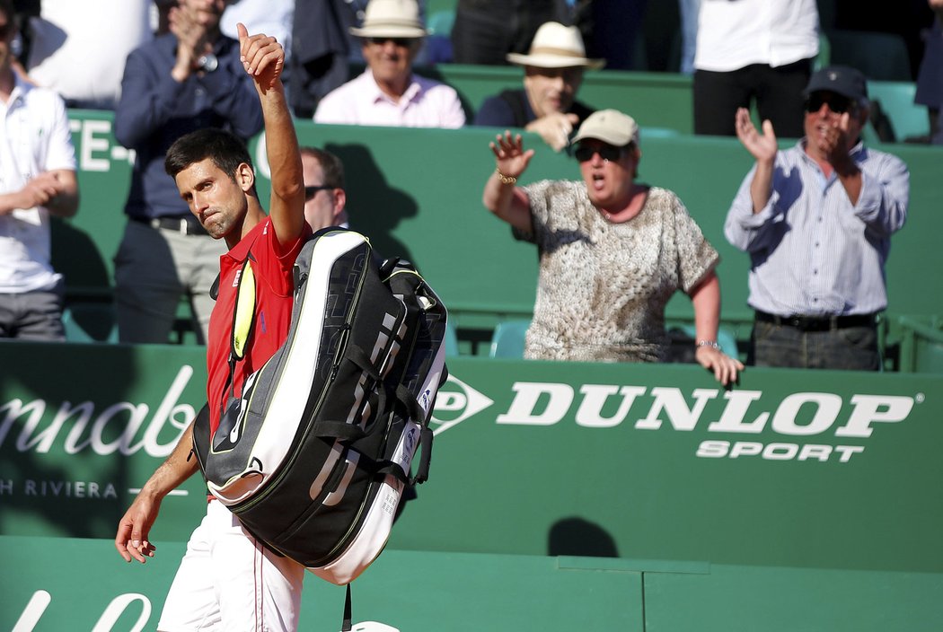 Novak Djokovič mává divákům po porážce s Jiřím Veselým