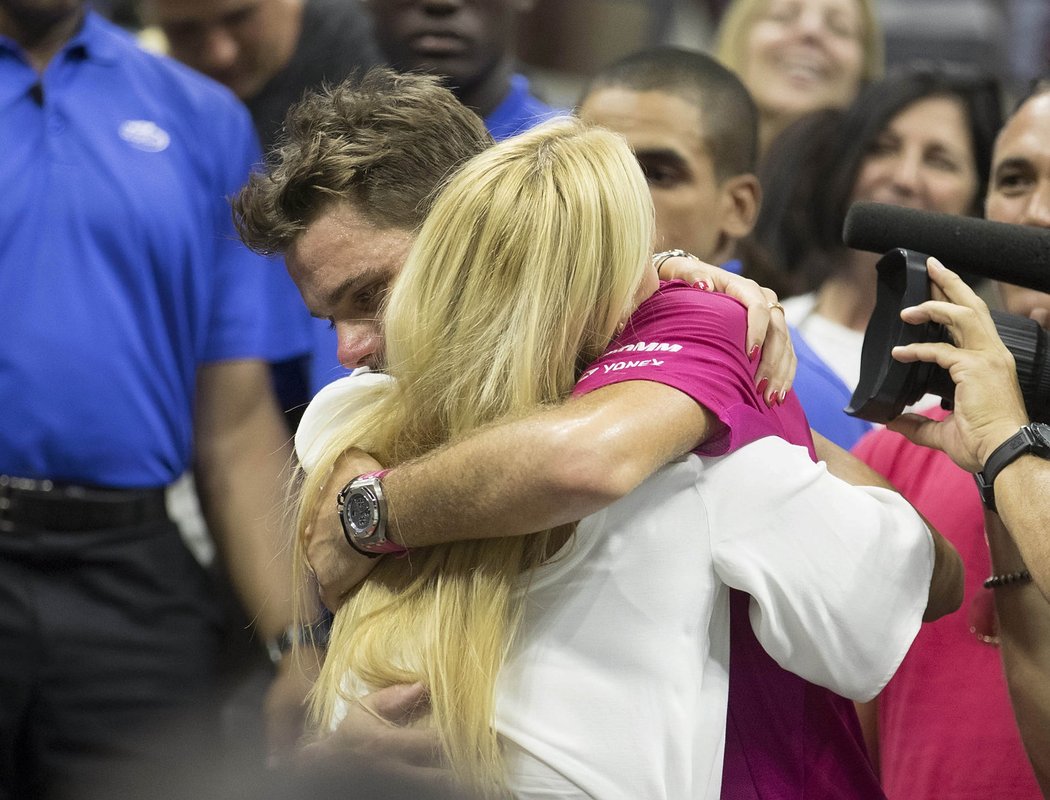 Stan Wawrinka v objetí se svojí přítelkyní Donnou Vekičovou