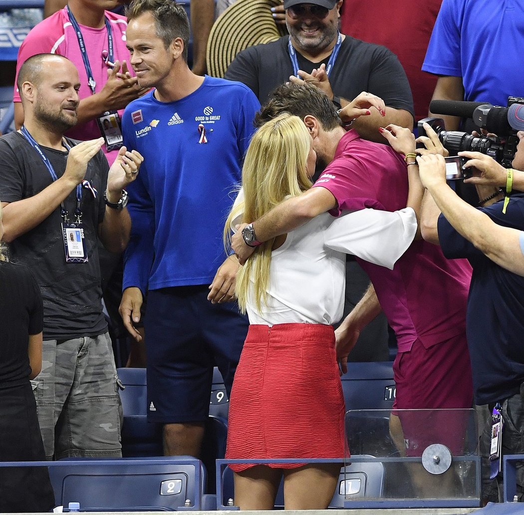 Wawrinka přijímá gratulace od své přítelkyně