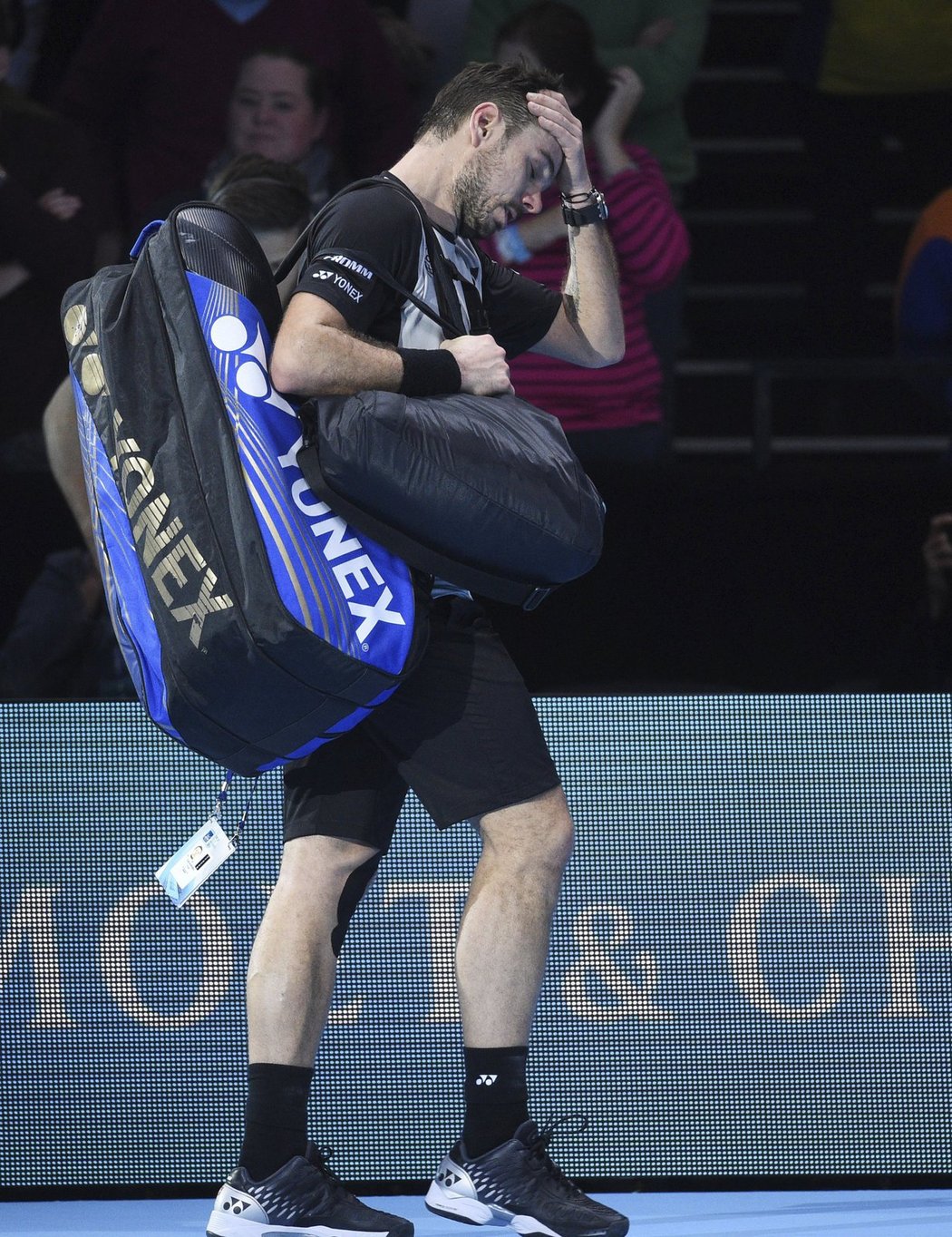 Stan Wawrinka smutně opouští kurt