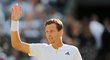 Český tenista Tomáš Berdych zdraví fanoušky po postupu do semifinále Wimbledonu