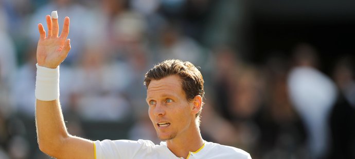 Český tenista Tomáš Berdych zdraví fanoušky po postupu do semifinále Wimbledonu