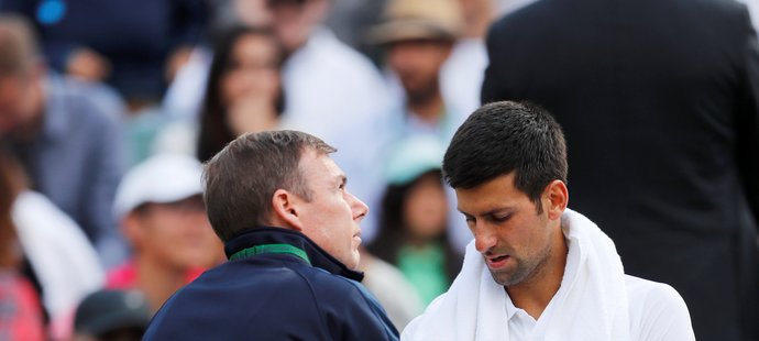 Tenista Novak Djokovič musel kvůli zranění vzdát čtvrtfinále Wimbledonu