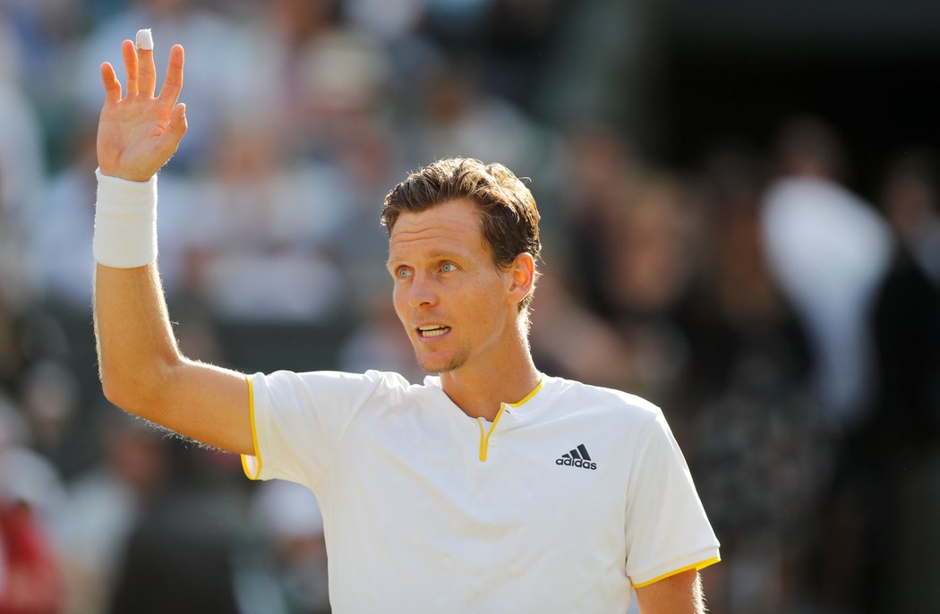 Český tenista Tomáš Berdych zdraví fanoušky po postupu do semifinále Wimbledonu