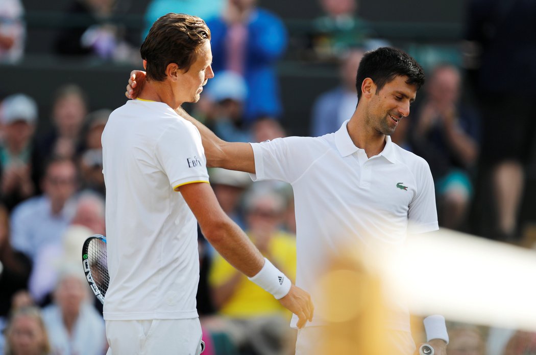 Srbský tenista Novak Djokovič ve čtvrtfinále s Tomášem Berdychem vzdal kvůli zranění