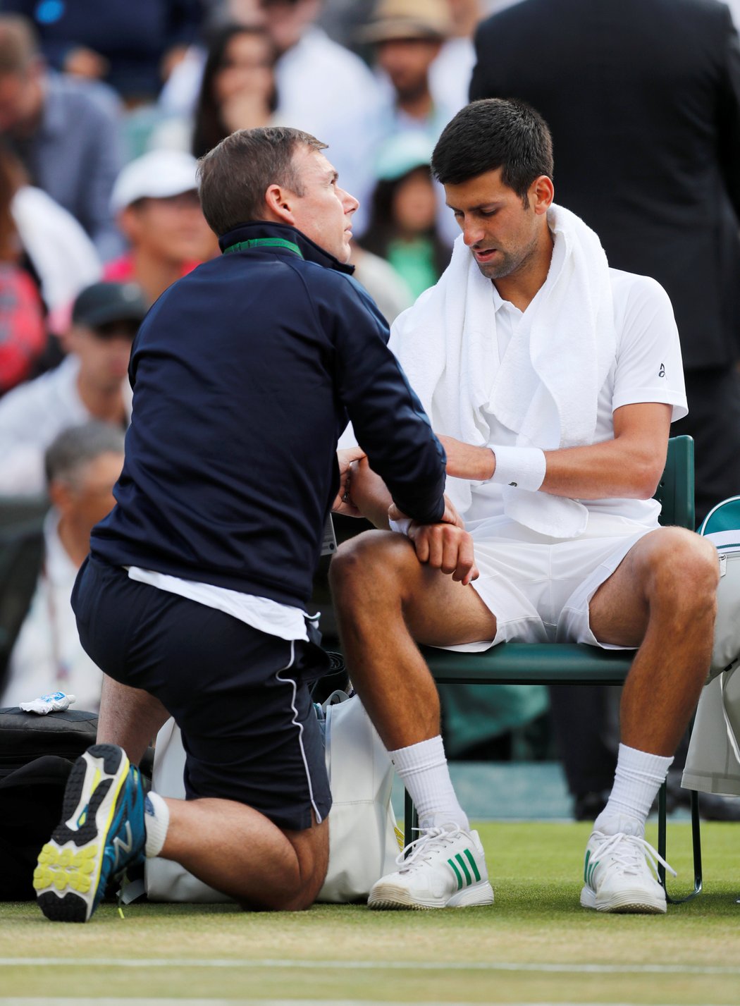 Tenista Novak Djokovič musel kvůli zranění vzdát čtvrtfinále Wimbledonu