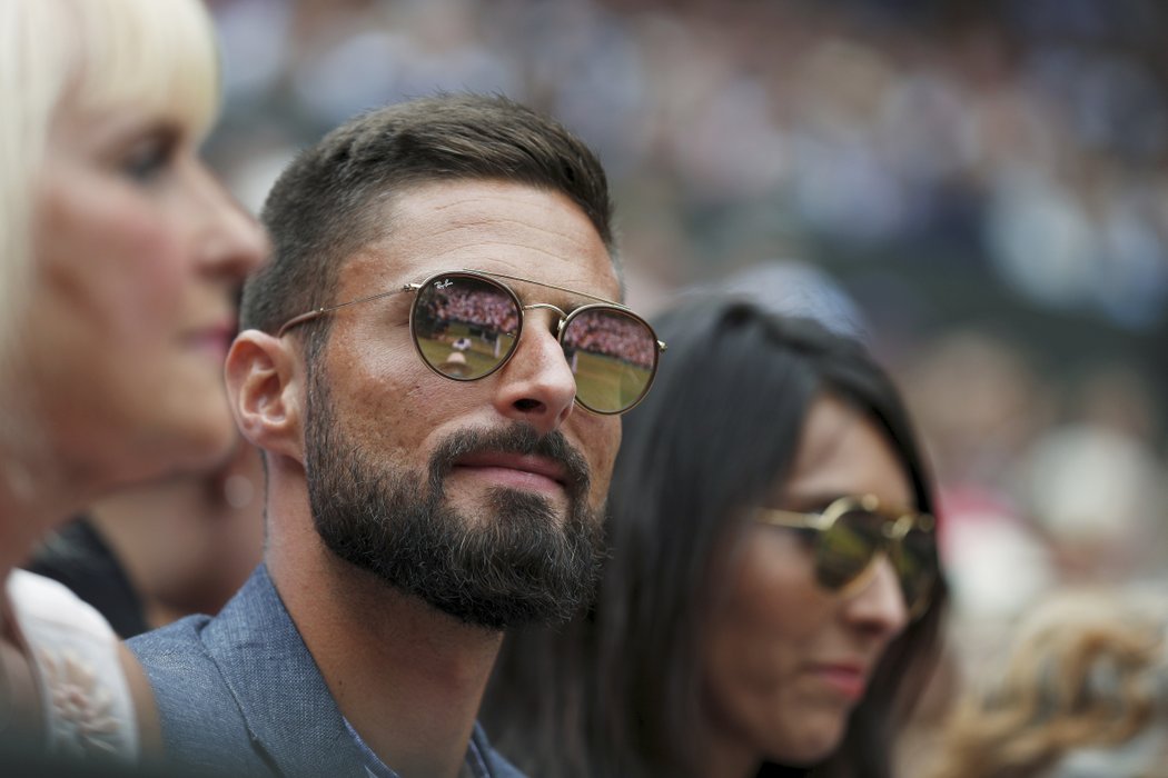 Na wimbledonské finále se přišel podívat také fotbalista Olivier Giroud