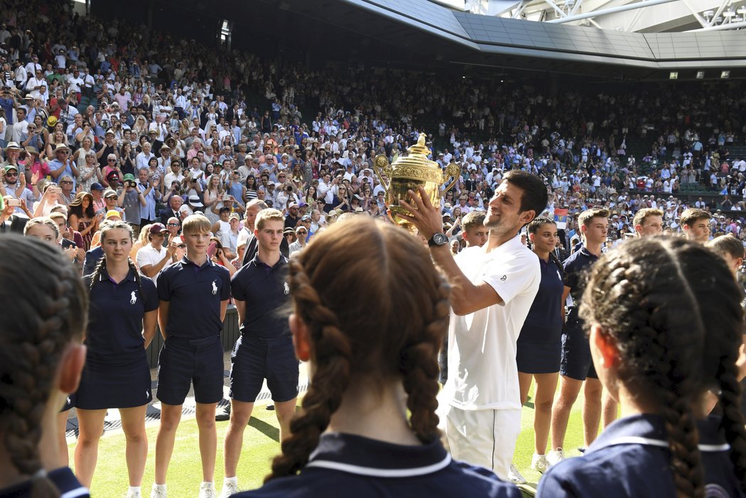 Štastný Novak Djokovič po triumfu na Wimbledonu