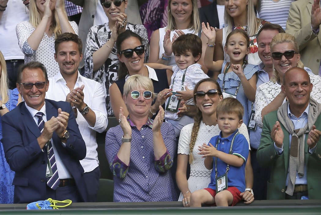 Djokovičova rodina včetně jeho syna aplauduje po wimbledonském finále