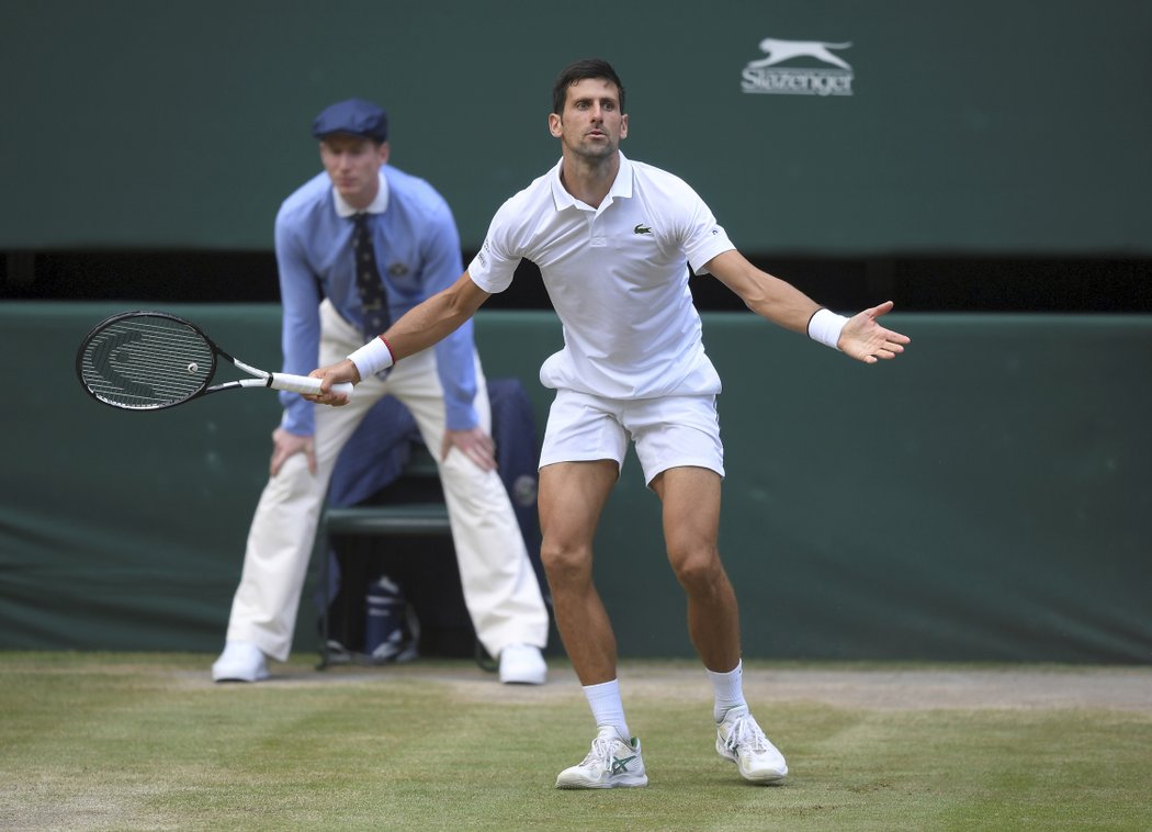 Novak Djokovič při wimbledonském finále proti Rogeru Federerovi