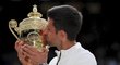 Novak Djokovič s wimbledonskou trofejí