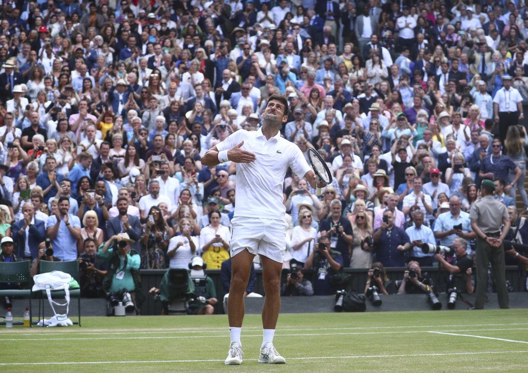 Novak Djokovič si užívá pocity štěstí po vítězném finále Wimbledonu