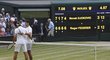 Objetí Rogera Federera a Novaka Djokoviče po wimbledonském finále