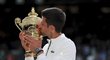 Novak Djokovič s wimbledonskou trofejí