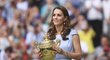 Vévodkyně Kate s trofejí pro vítěze Wimbledonu