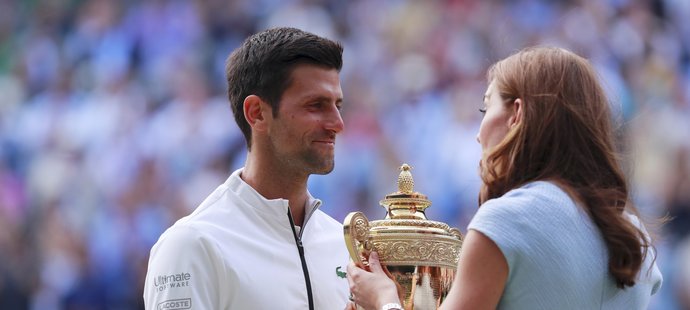Vítěznou trofej předala Novaku Djokovičovi vévodkyně Kate