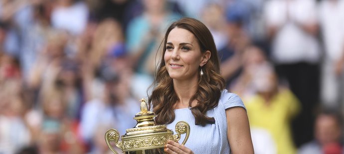 Vévodkyně Kate s trofejí pro vítěze Wimbledonu