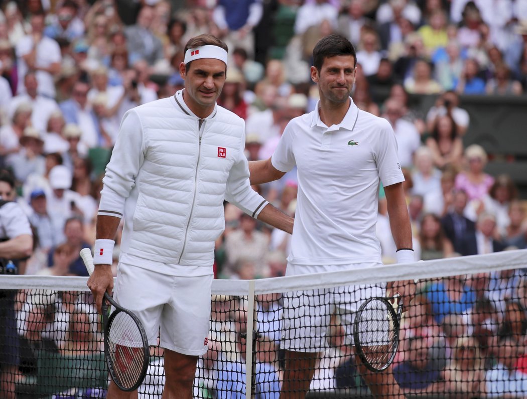 Roger Federer a Novak Djokovič před startem wimbledonského finále