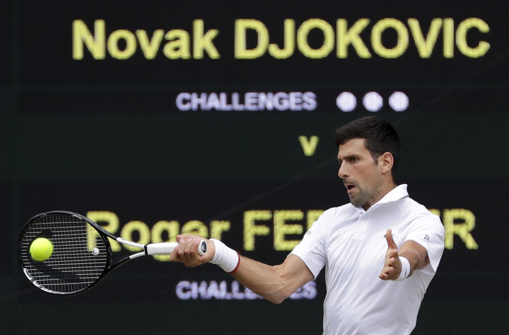 Novak Djokovič odvrací míč během finále proti Rogeru Federerovi