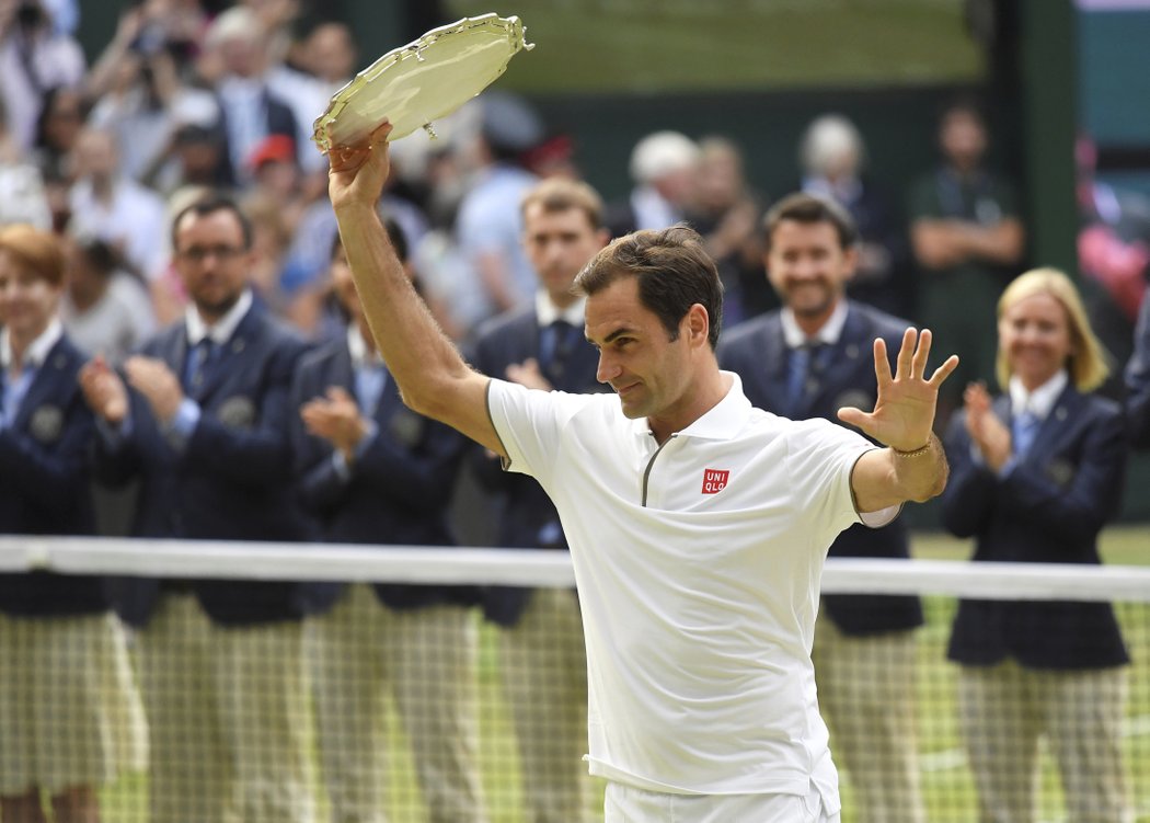 Roger Federer s trofejí pro poraženého finalistu