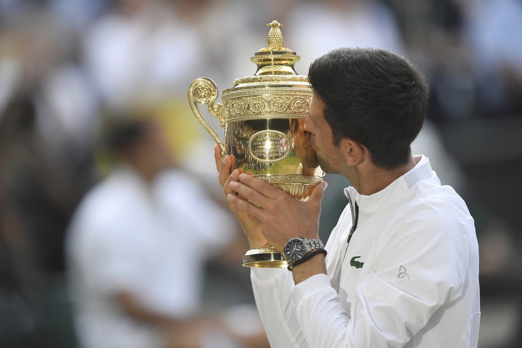 Novak Djokovič a trofej pro vítěze Wimbledonu