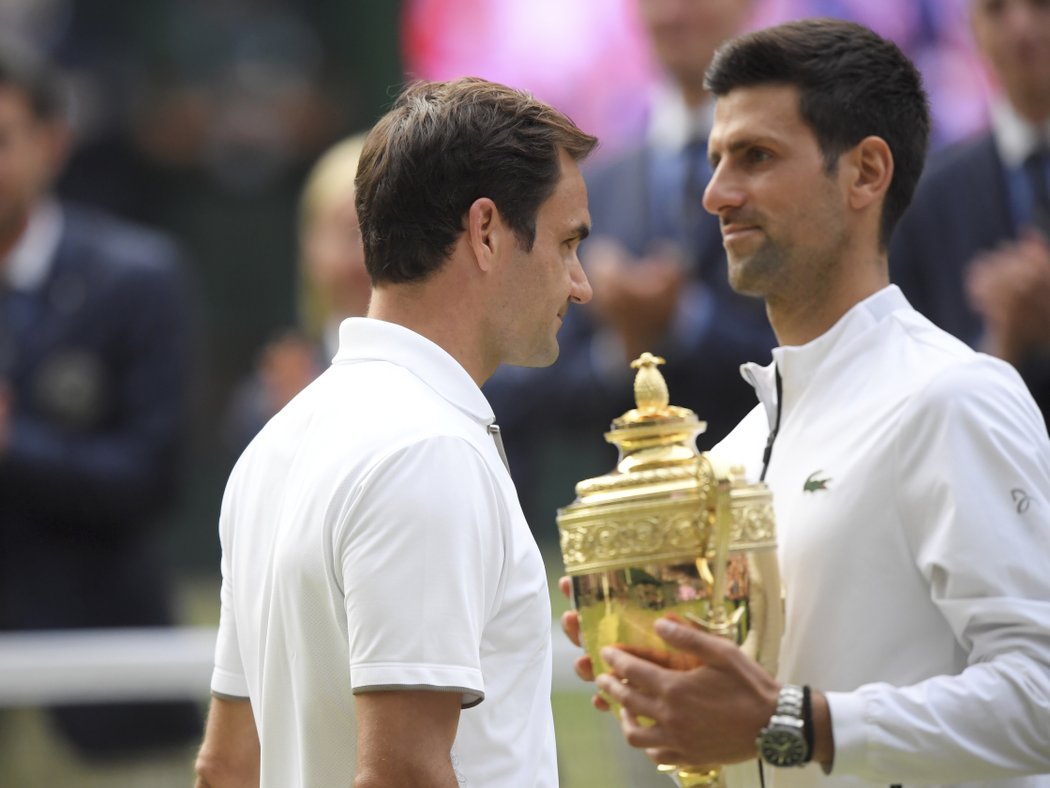 Roger Federer a Novak Djokovič po wimbledonském finále