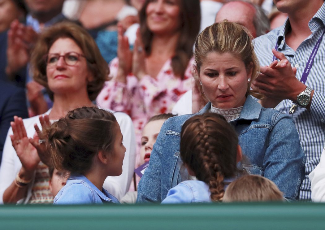 Federerova manželka Mirka s dětmi při wimbledonském finále