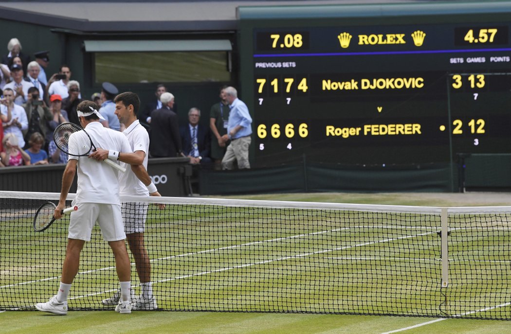 Objetí Rogera Federera a Novaka Djokoviče po wimbledonském finále