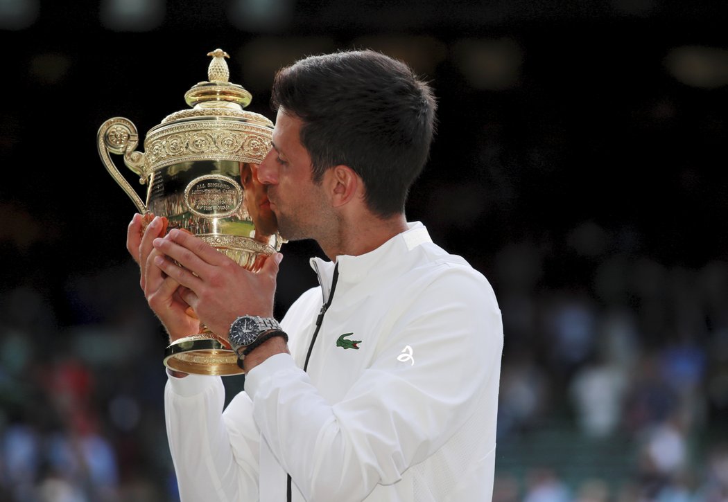 Novak Djokovič s wimbledonskou trofejí