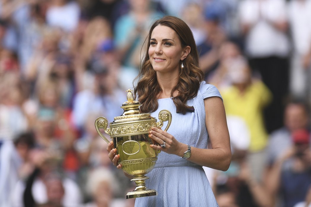 Vévodkyně Kate s trofejí pro vítěze Wimbledonu